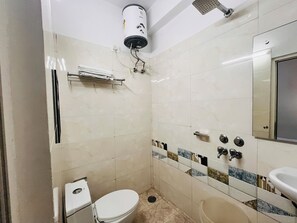 Basic Single Room | Bathroom | Free toiletries, towels, soap, shampoo