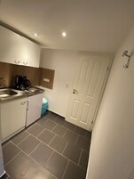 Refrigerador, microondas, placa de cocina, utensilios de cocina