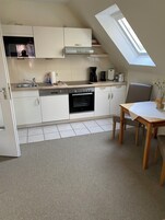 Refrigerador, microondas, placa de cocina, utensilios de cocina