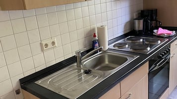 Basic-íbúð | Einkaeldhús | Ísskápur, örbylgjuofn, eldavélarhellur, pottar/pönnur/diskar/hnífapör