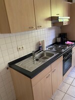 Apartamento básico | Cocina privada | Frigorífico, microondas, placa de cocina y utensilios de cocina