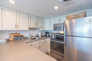 冷蔵庫、電子レンジ、オーブン、コンロ