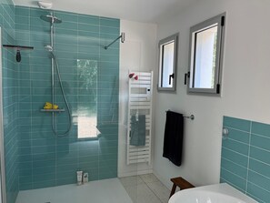 Douche, sĂšche-cheveux, serviettes fournies, savon