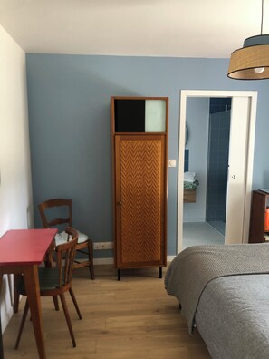 3 chambres, bureau, fer et planche Ă  repasser, accĂšs au Wi-Fi (inclus)