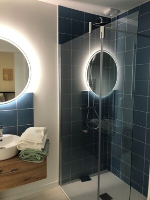 Douche, sèche-cheveux, serviettes fournies, savon