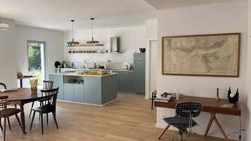 Een koelkast, een microgolfoven, een oven, een kookplaat