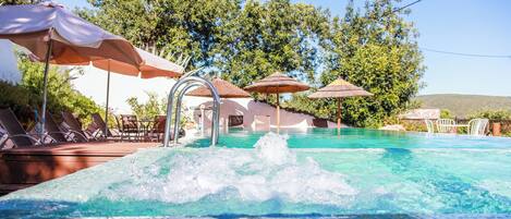 En säsongsöppen utomhuspool