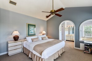 4 عدّة غرف نوم ومكواة/لوح كي وملاءات أسرّة