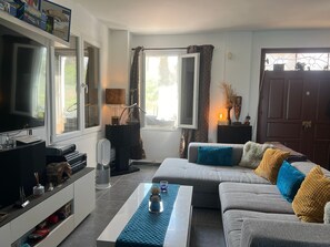 Smart-TV, Videospiele, DVD-Player, Musikbibliothek