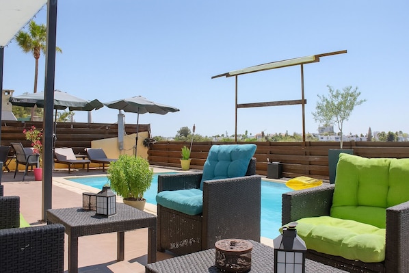 Una piscina al aire libre