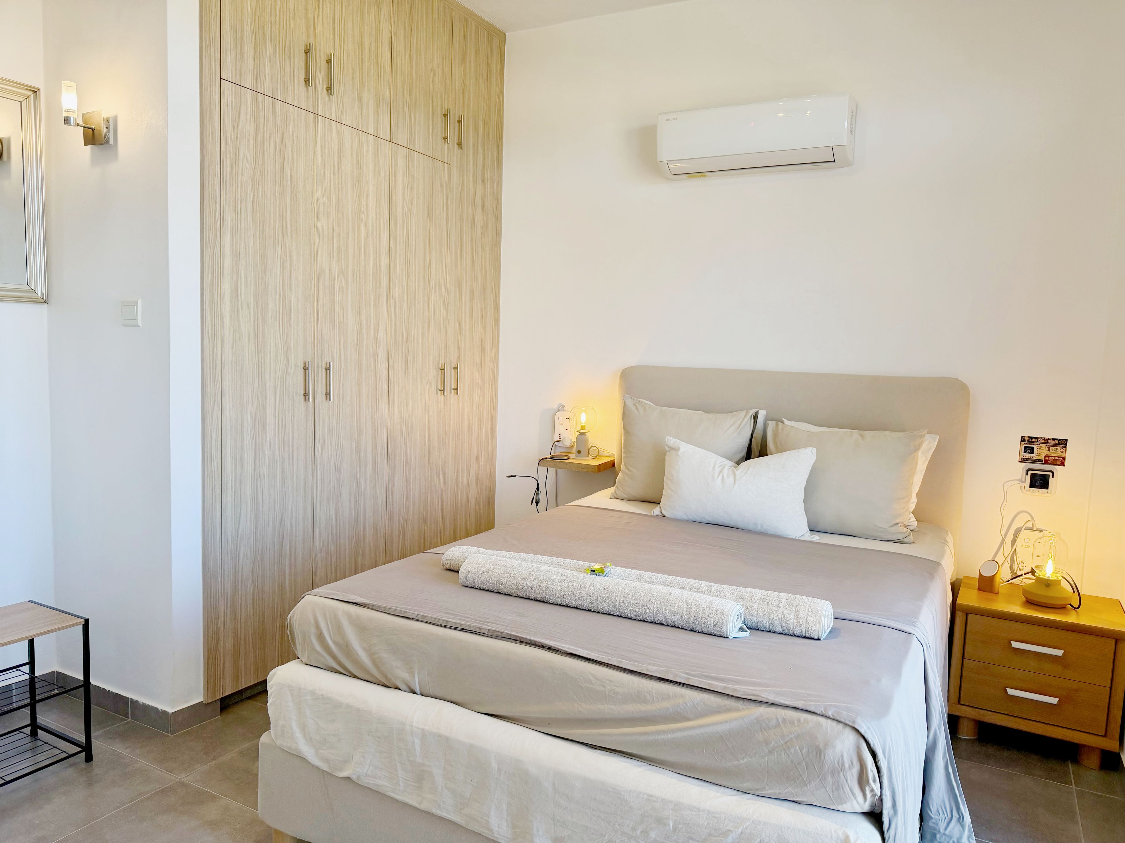 Una camera da letto con un letto, un comodino e un armadio.