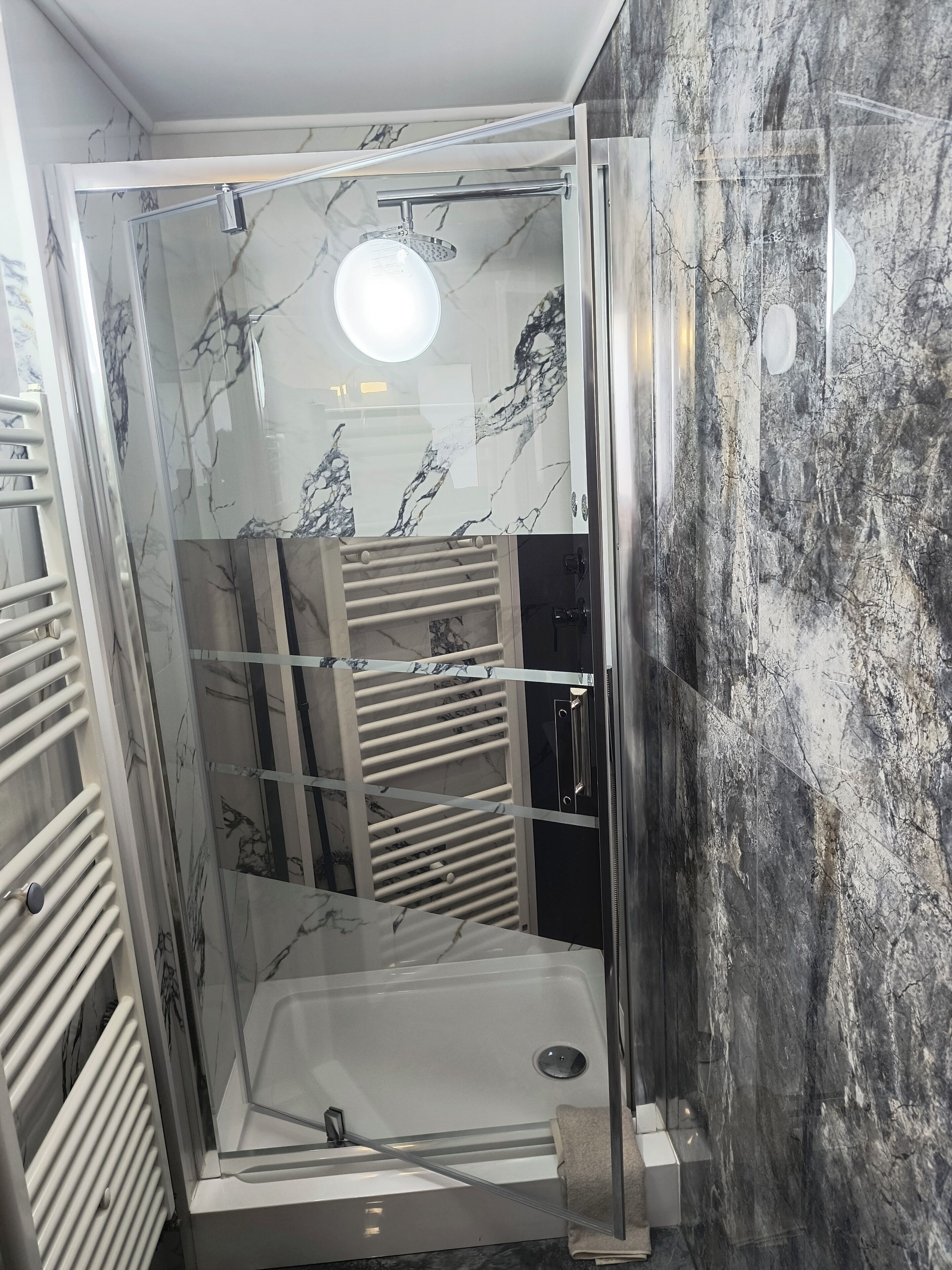Amenidades de baño gratuitas, secadora de cabello, toallas, jabón 