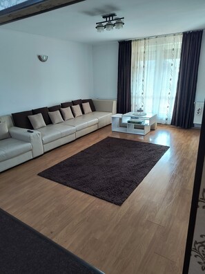 81-cm TV with cable channels - Casa Mais (Brasov)