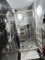 Comfort Double Room, 1 King Bed, Non Smoking, Garden View | Bathroom | Free toiletries, hair dryer, towels, soap