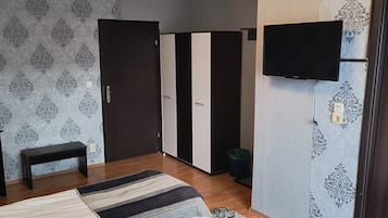 Habitación Confort con 2 camas individuales, 2 camas individuales, no fumadores, vistas al patio | Escritorio, espacio para trabajar con un portátil, cortinas opacas