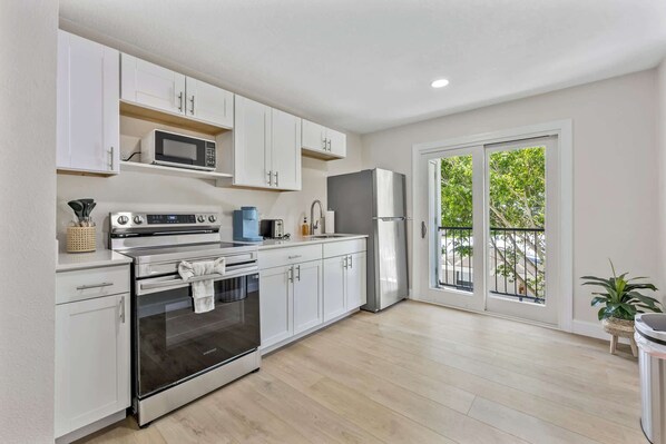 Mikrowelle, Wasserkocher mit Kaffee-/Teezubehör, Toaster