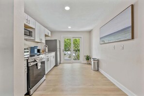 Kjøleskap, mikrobølgeovn, kaffetrakter/tekoker og brødrister