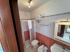 Zimmer, 1 Schlafzimmer, Raucher, Balkon | Badezimmer