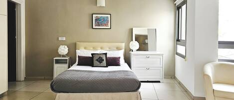 Luxury Studio, City View | Blackout drapes, free WiFi