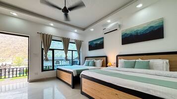 Family Room | Desk, free WiFi