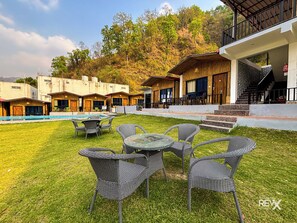 Garden view - Euphoric Tiger Resort (Mohan Chatti)