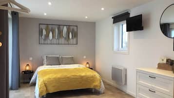 1 chambre, fer et planche à repasser, draps fournis