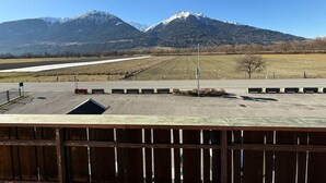 Vista de un estacionamiento con una montaña al fondo.