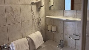 Une salle de bain équipée d’un lavabo, d’un porte-serviettes et d’un miroir.