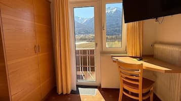 1 bedroom, travel crib, WiFi
