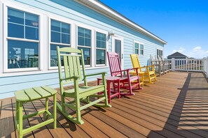 Property grounds - Arches: Oceanfront retreat in Oak Island, 4BR, 3BA, sleeps 12, ideal for families. (Oak Island)