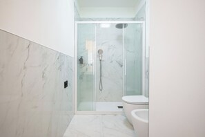 Shower, hair dryer, bidet, towels - Visconti Suites - 2 bedrooms apartment (Milano)