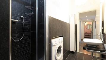 Dusche, Haartrockner, Bidet, HandtĂŒcher