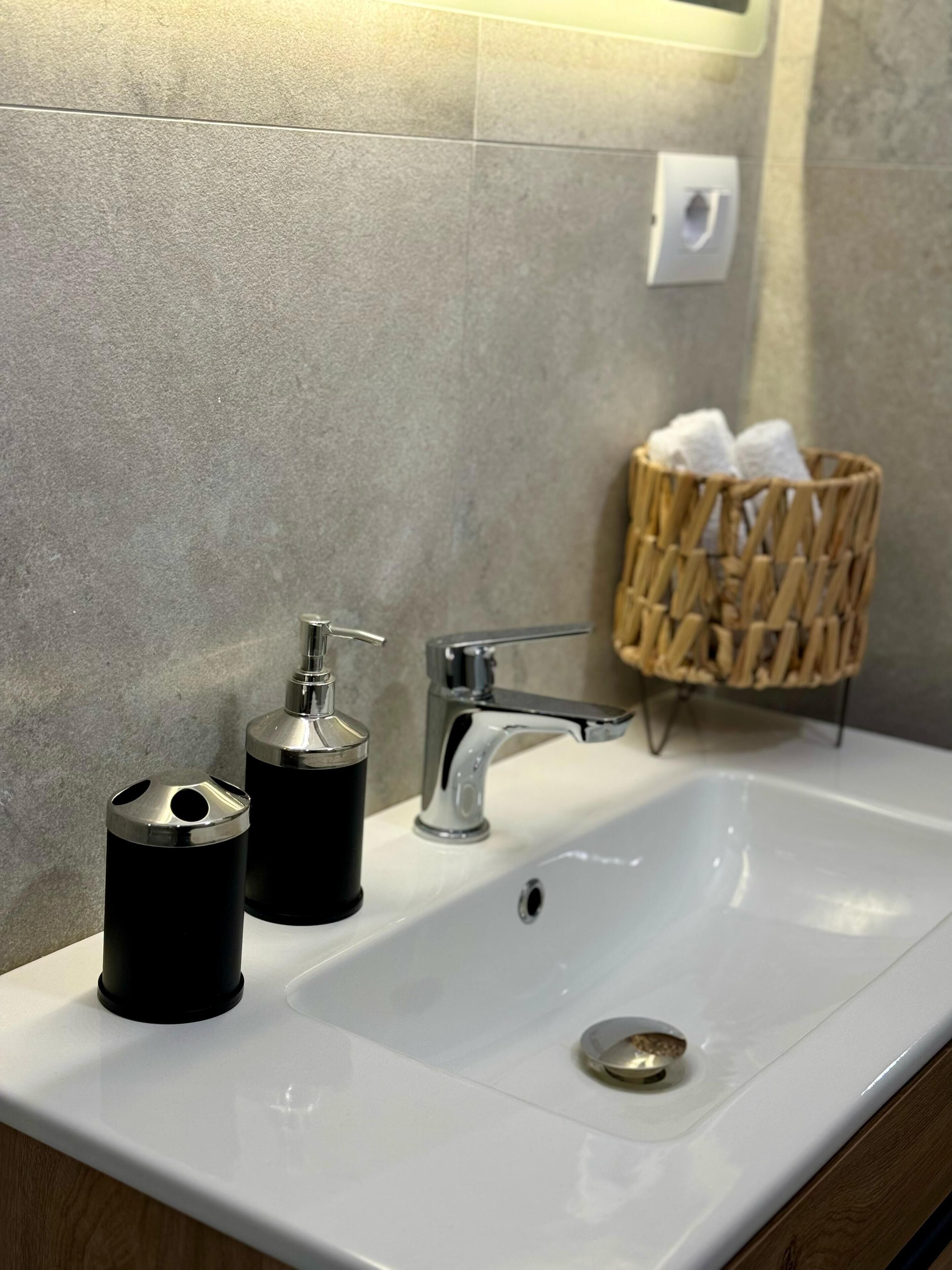 Een haardroger, handdoeken, zeep, toiletpapier
