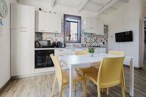 Comfort House, Patio, Garden View | Private kitchen