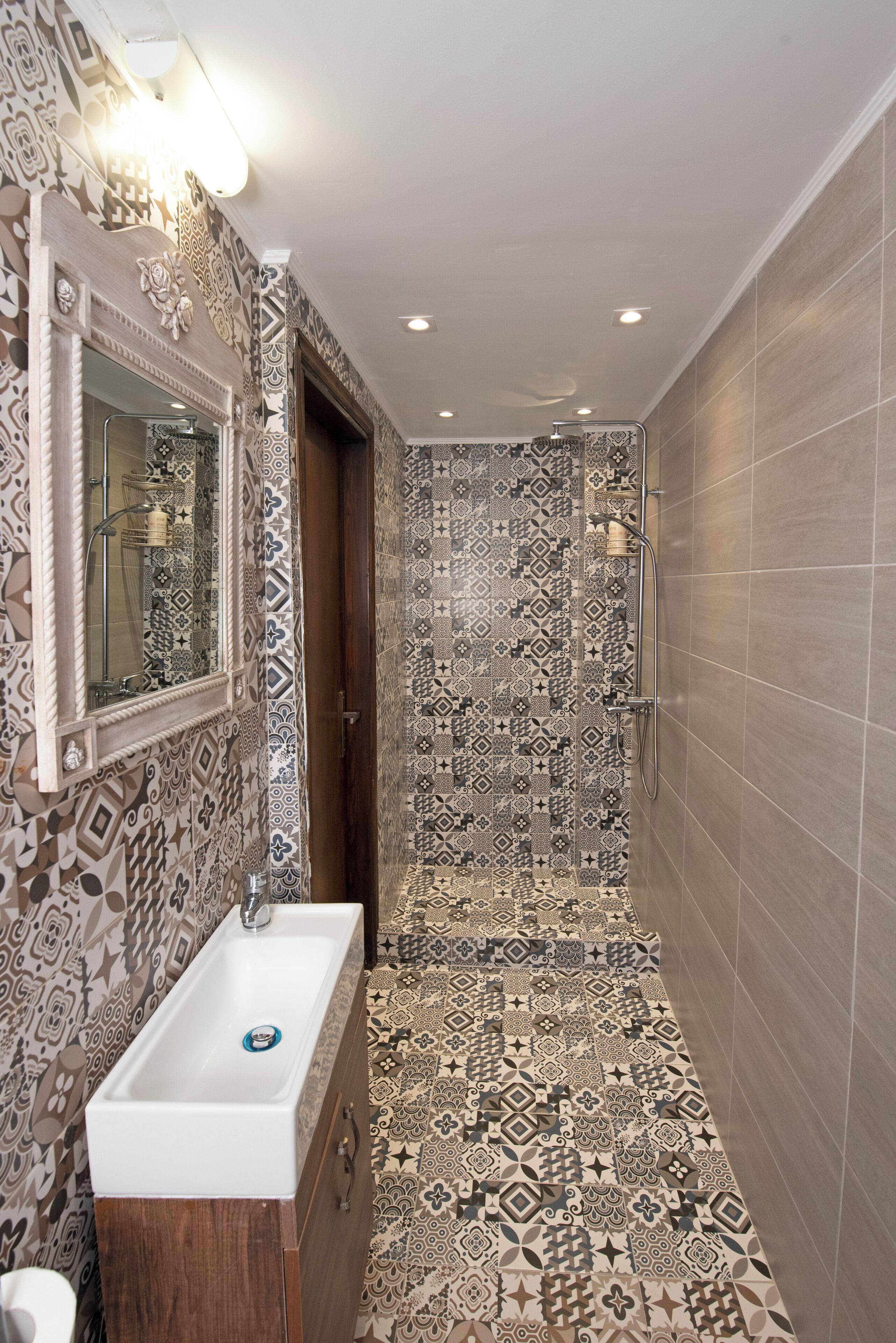 Studio | Bathroom | Shower, hair dryer, towels, soap