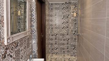 สตูดิโอ | ห้องน้ำ | ฝักบัว, ไดร์เป่าผม, ผ้าเช็ดตัว, สบู่