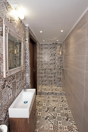 Estudio | Baño | Regadera, secadora de cabello, toallas, jabón 