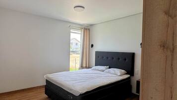 5 makuuhuonetta, vauvan matkasänky, Wi-Fi, vuodevaatteet