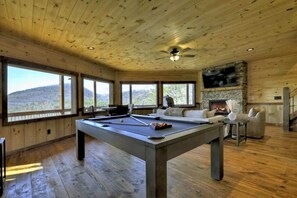 تلفزيون، مدفأة، مكتب