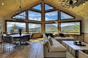 Télévision, cheminée, espaces bureaux