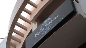 Señal de hotel con el nombre "Bella Vagues" y la frase "East Coast Boutique Hotel".