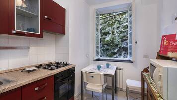 KĂŒhlschrank, Mikrowelle, Ofen, Wasserkocher