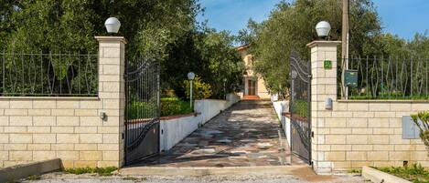 المنطقة المحيطة بالمنشأة