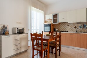 Fridge, oven, coffee/tea maker, electric kettle