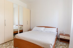 2 bedrooms, internet, bed sheets