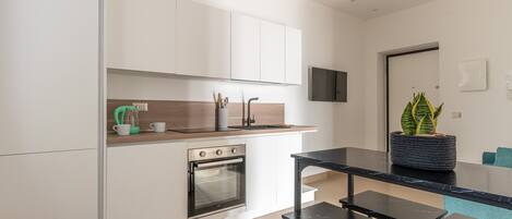 Kühlschrank, Mikrowelle, Ofen, Wasserkocher