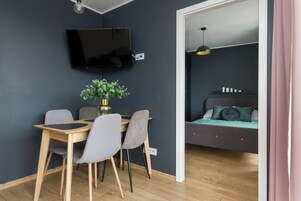 Apartamento superior, vistas a la ciudad | Zona de estar | Smart TV de 50 pulgadas con canales por cable, Netflix