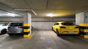 Un aparcamiento con dos coches estacionados en plazas asignadas.