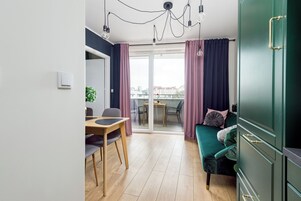 Apartamento superior, vistas a la ciudad | Zona de estar | Smart TV de 50 pulgadas con canales por cable, Netflix