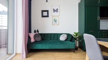 Departamento superior, vista a la ciudad | Área de sala de estar | Smart TV de 50 pulgadas con canales por cable y Netflix